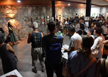 ‘Küba’ya Güneş Topluyoruz’ kampanyası kapsamında Bozcaada’da resim sergisi açıldı