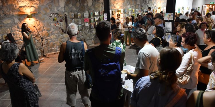 ‘Küba’ya Güneş Topluyoruz’ kampanyası kapsamında Bozcaada’da resim sergisi açıldı